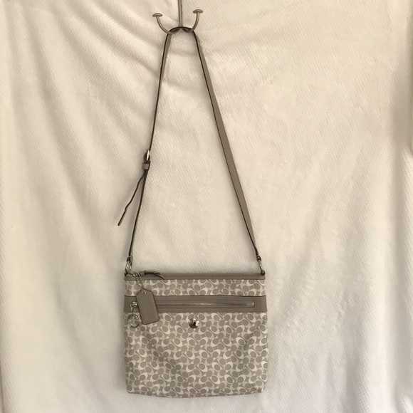 ππΈπ EUC Coach Crossbody Grey and White with Lilac Lining - Picture 2 of 5